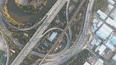 俯拍城市高速公路高铁行驶视频的预览图